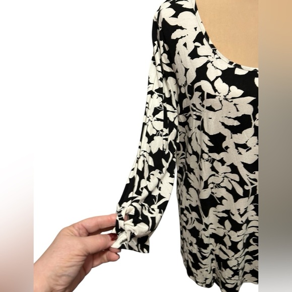 J. Jill Wearever Stretch Top Large Petite Black & White Floral with 3/4 Sleeves. - Picture 2 of 9